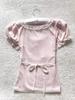 Camiseta de Verano Nueva Retro Francesa Encaje Puro Transparente Empalme Lazo Hombro Derecho Manga Corta Color Puro Dulce