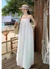 Vestido Blanco de Tirantes Finos con un Diseño Único, Nuevo Estilo Francés para el Verano 2026, Suave y Elegante, Perfecto para Vacaciones en la Costa