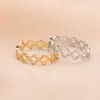 Anillo de Acero de Titanio Flor Hueca, Anillo Floral de Lujo Ligero de Moda para Viajeros, Joyería para Mujer de Acero Inoxidable Chapado en Oro de 18K