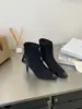 Botas de tornozelo de camurça com bico fino estilo francês para o Outono de 2026, emagrecedoras e elegantes, com saltos finos e altos