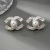 Brincos Pingente Letra Cc Inlaid em Resina com Pérola Imitação e Strass da Qingdao Daiwei Jewelry São Adequados para Uso Diário Feminino