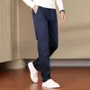 Pantalones casuales para hombre de fibra de bambú, color liso, resistentes a las arrugas, colección otoño 2026 nueva, pierna recta, corte ajustado, elásticos, versátiles, largos, venta al por mayor