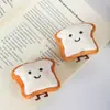 Broche de pelúcia de desenho animado, boneca fofa de comida pão torrada, acessórios DIY, enfeites para roupas e bolsas, atacado