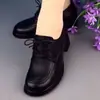 Outono 2026 Novo Estilo Britânico Sapatos Pequenos de Couro Femininos Couro Macio Salto Bloco Solado Grosso Sapato Único Cadarço Bico Redondo Solado Macio Sapatos para Mãe