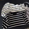 Nueva camiseta de moda coreana para mujer, otoño de 2026, cuello redondo, rayas, manga larga, corte holgado, adelgazante, top versátil con colores contrastantes
