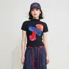 Top plisado de diseño exclusivo de Miyake con estampado de graffiti de bloques de color geométricos, cuello semi-alto, mangas cortas, casual y versátil para mujer