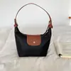 Bolsa de nailon tipo dumpling para mujer, nuevo bolso de mano versátil ligero y simple 2026, bolso de hombro de alta gama con bloques de color para el día a día