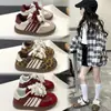 Zapatos Casuales de Moda para Niños Versátiles con Más Terciopelo Nuevo Estilo Otoño/Invierno 2025 Zapatos Deportivos para Exteriores Estilo Coreano para Niñas con Más Terciopelo Suela Suave