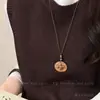 Collar colgante geométrico de madera vintage, que irradia una estética sofisticada de 'dinero viejo', una cadena para la clavícula al estilo Meilad, joyería de colgante largo para mujer, venta al por mayor