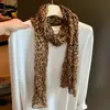 Lenço fino plissado com estampa de leopardo retrô estilo americano para mulheres, início do outono de 2026, xale longo estilo vintage, moderno