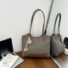 Bolsa feminina transfronteiriça retrô de grande capacidade, nova moda outono 2026 bolsa de ombro/axila, bolsa tote simples para o dia a dia