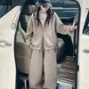 Atuendo otoñal elegante y moderno para niñas: una chaqueta de doble cremallera a la moda combinada con pantalones de pierna ancha, un conjunto casual de dos piezas perfecto para primavera y otoño