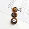 Hebilla femenina de imitación de concha de resina de alta calidad hebilla oculta abrigo de cachemira hebilla cosida a mano cortavientos de tweed botón a presión de perla botón