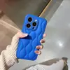 Jaqueta puffer com padrão de 8 palavras adequada para capa de celular Apple 15promax iphone14 cor sólida 13PRO furo fino tridimensional