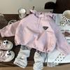 Ropa Infantil Estilo Coreano 2026 Nueva Temporada de Primavera Chaqueta con Parche de Etiqueta para Niñas Conjunto de Dos Piezas Elegante de Calcetines y Leggings para Niños