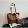 Bolsa de grande capacidade para o trajeto diário para o trabalho, bolsa tote feminina simples e versátil de início de primavera 2025, bolsa de ombro de moda nicho