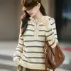 Moda de otoño e invierno: suéter de punto a rayas en bloques de color con media cremallera, suéter casual de cuello alto de manga larga holgado para mujer