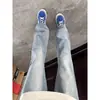 Jeans azul claro, ligeramente acampanados para hombre, perfectos para atuendos de otoño, creando un efecto de piernas largas, corte limpio, pantalones de corte recto con pierna curva