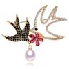 Boutique cobre micro-incrustado perla natural de agua dulce golondrina pin corsage broche de perlas artesanía de alta gama suministro transfronterizo