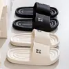 Novas pantufas femininas de EVA com listras de letras, macias para o verão, de banheiro, antiderrapantes, silenciosas, chinelos de casa para casal