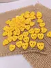 Botones de plástico en forma de corazón de dibujos animados de dos agujeros al por mayor para ropa infantil, botones en forma de corazón cosidos a mano con agujeros en stock