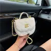 Bolsa elegante de alta gama para auriculares inspirada en Chanel con asa de perlas, bolso de cadena con diseño de diamantes, bolso cruzado de moda para mujer, bolso de hombro moderno