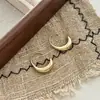Aretes de Metal Geométricos en Forma de C para Mujer, Lujo Accesible de Nicho con Diseño Elegante, Aretes Exquisitos y Versátiles de Gama Alta