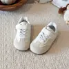Zapatos de niña Forrest Gump 2026 primavera y otoño nuevos zapatos deportivos para niños, zapatos blancos ligeros para niñas pequeñas, zapatos de entrenamiento para bebés de suela suave