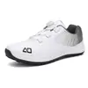 Novos sapatos de golfe de tamanho grande para homens para outono e inverno, sapatos aquáticos para gramado, sapatos esportivos com fivela rotativa transfronteiriços, sapatos de beisebol