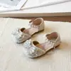 Sapatos de Cristal da Moda para Meninas 2026 Verão Novo Estilo Sandálias de Solado Macio com Biqueira Fechada Laço Doce de Pérola Versáteis Sapatos Individuais