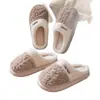 Pantuflas de felpa de algodón para mujer con estampado de letras y bloques de color, adecuadas para usar en interiores en otoño e invierno, con un diseño sencillo, puntera cerrada, suela gruesa y propiedades antideslizantes para calidez y comodidad en casa.