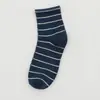 Meias outono meias de cano médio femininas moda meias frescas calcanhar padrão ins meias da moda meias femininas de cor sólida vertical atacado