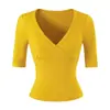Camiseta feminina estilo hot girl americana, decote V profundo, realça o busto, manga média, pura e sedutora, modelagem justa, versátil, sexy, top curto