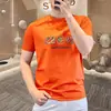 Camiseta para hombre, de manga corta, estilo europeo, corte slim, a la moda, colección de verano 2025, con múltiples elementos de diseño, cuello redondo, tela de alta calidad y un toque de lujo