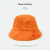 Chapéu de pescador de pelúcia em cores vibrantes para outono e inverno, quente e à prova de frio, versátil, moderno, casual, com toque de alta qualidade, faz o rosto parecer menor