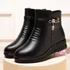 Botas de cuero suave, con algodón engrosado para mujer, forradas para invierno, cálidas, adecuadas para mujeres de mediana edad y mayores, de suela suave, planas, antideslizantes y diseñadas como botines para madres