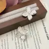 Brincos de Pérola Flor Branca Cintilante para Mulheres, Estilo Francês, Delicados, Luxo Leve, Tendência de Moda Retrô