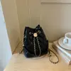 Bolsa transversal pequena com padrão de diamante 2026 novo modelo, bolsa tipo saco com cordão, bolsa saco redonda de luxo leve, bolsa de ombro, bolsa transversal