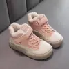 Zapatos de Algodón para Niñas 2026 Invierno Nuevo Estilo Aterciopelados Engrosados de Caña Alta Suela Suave Zapatos Deportivos Niños Antideslizantes Botas de Nieve