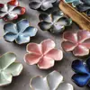 Plato de Salsa Cerámico Estilo Japonés con Forma de Flor, Plato de Condimento Esmaltado en Horno Vintage, Plato para Sushi, Plato Creativo para Salsa para Dipear, Plato de Condimento, Venta al por Mayor desde el Fabricante