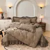 Conjunto de quatro peças de capa de cama de gaze plissada tipo nuvem Classe A com saia de cama acolchoada espessa que fica no lugar, colcha de renda estilo vintage francês