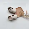 Suministro directo de fábrica otoño nuevo versión coreana de zapatos para bebé niño y niña interior anti-patada suela suave cómodos para gatear zapatos de velcro