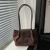 Bolso de mujer para ir al trabajo 2026 nueva moda de otoño simple de gamuza para hombro o axila bolso tipo cubo de gran capacidad para mujeres