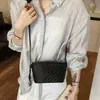 Bolso pequeño de cubo tejido súper popular para mujer, nuevo modelo de verano 2026, bolso cruzado para teléfono de nicho de lujo ligero de alta gama