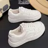Zapatos blancos de cuero de vaca de primera capa, suela blanda, ligeros y cómodos, zapatillas deportivas casuales versátiles para mujer, novedad Otoño 2026