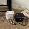 Bolsa de Ombro Única Acolchoada com Corrente de Diamante para Comércio Exterior Feminina 2026 Chegada de Verão Bolsa de Ombro Única Transversal de Nicho Bolsa Caixa Texturizada Estilosa