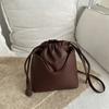Bolso con Diseño Retro de Textura de Nicho para Mujer 2026 Nuevo Bolso de Hombro Cruzado de Moda Bolso Cubo de Moda para Debajo del Brazo