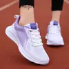 Zapatillas deportivas transpirables para mujer, primavera y otoño, nuevas zapatillas de correr de malla antideslizantes, tacón plano, suela suave, ligeras y que no cansan, zapatos casuales para mujer