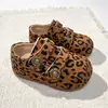 Sapatos infantis Birkenstock, nova coleção primavera/outono 2026, couro sintético estilo coreano com pelo sintético, unissex, sola macia, sapatinhos de couro, sapatilhas de bebê com estampa de leopardo