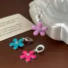 O pingente de flor esmaltada em prata S925 é simples, estiloso, adequado para o dia a dia, compacto, versátil e exala um charme de luxo leve e moderno.